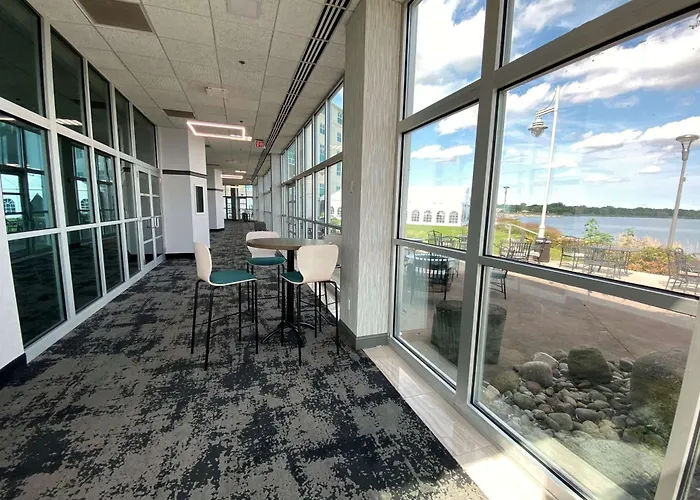 Family Hotel: 41 Lakefront Hotel, Trademark Collection By Wyndham